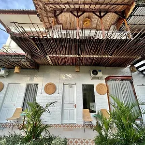 https://nikiniko-beach-house-by-lolavillas.hotelsseminyak.net